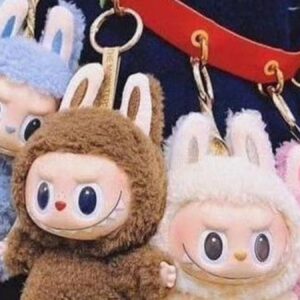 labubu oyuncagi tanri oldu onunde egilip ibadet etti xIug4VQW