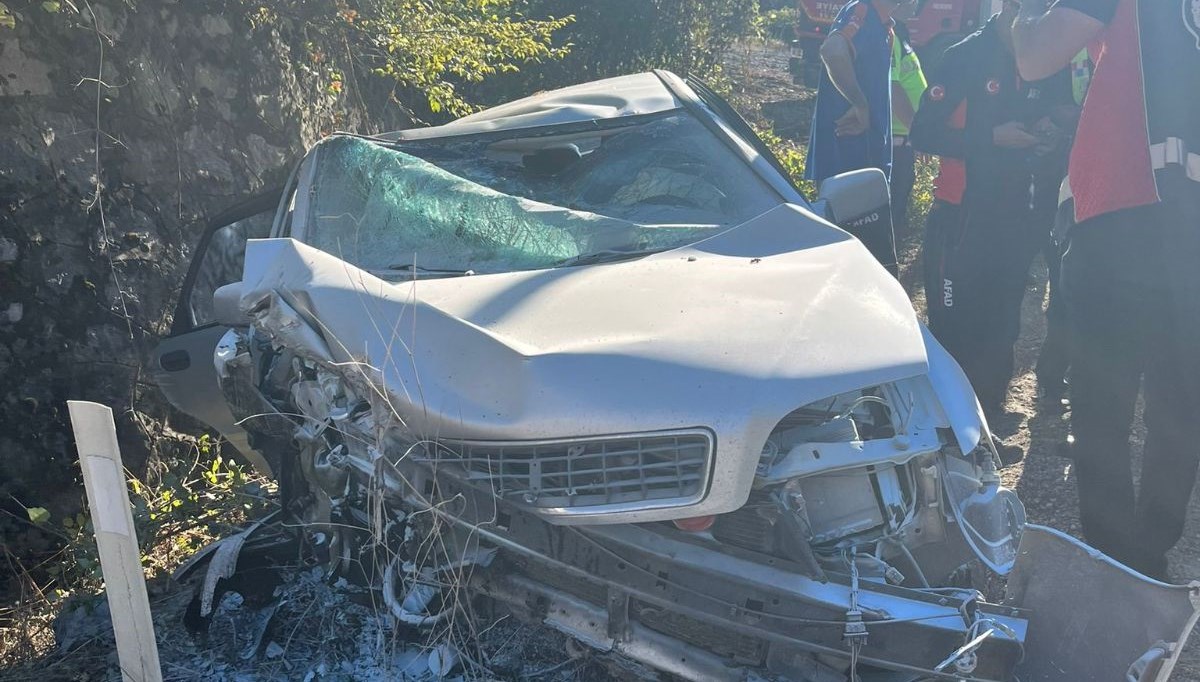 adiyamanda kontrolden cikan otomobil duvara carpti 2 yarali 5BLWmSpG