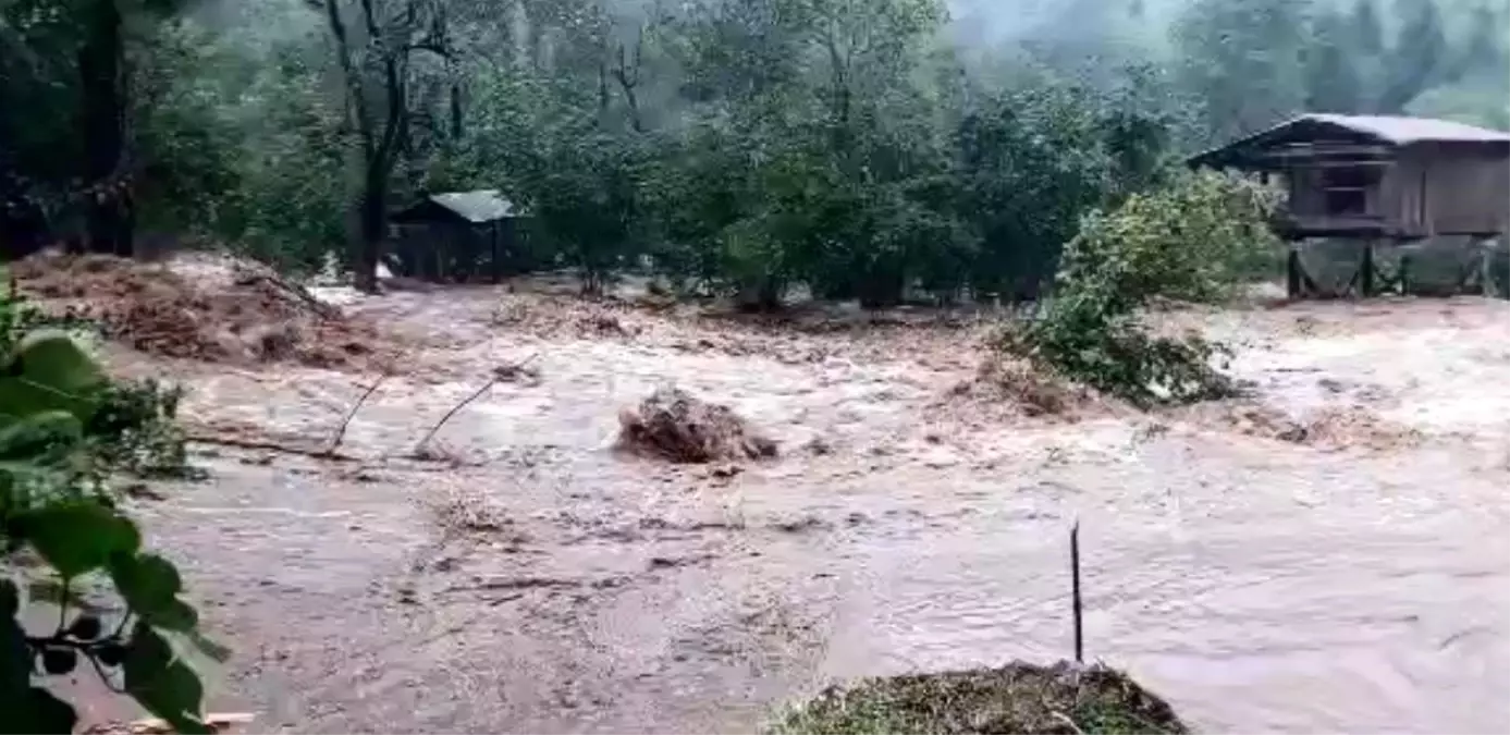 artvinde sel ve heyelan ulasim kesildi xrWHw4cu