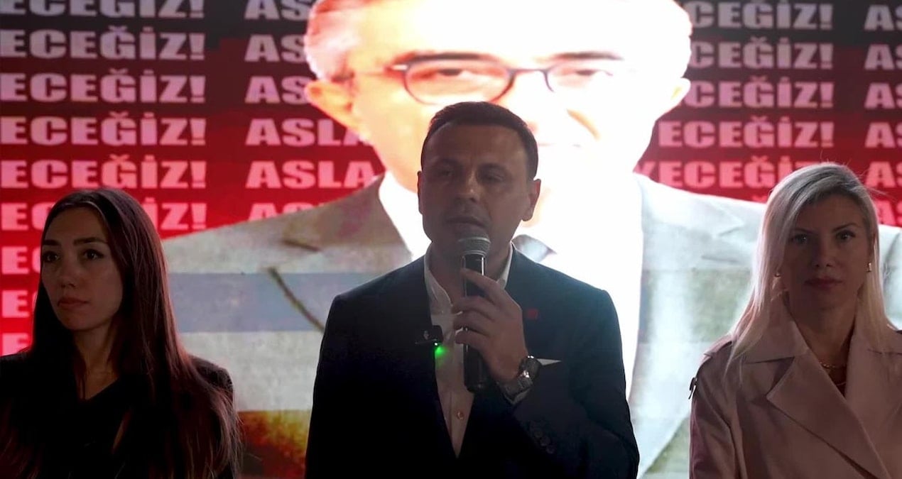 bayrampasalilar tutuklanan belediye baskani hasan mutluya destek icin belediye onunde toplandi TEOPRdjS