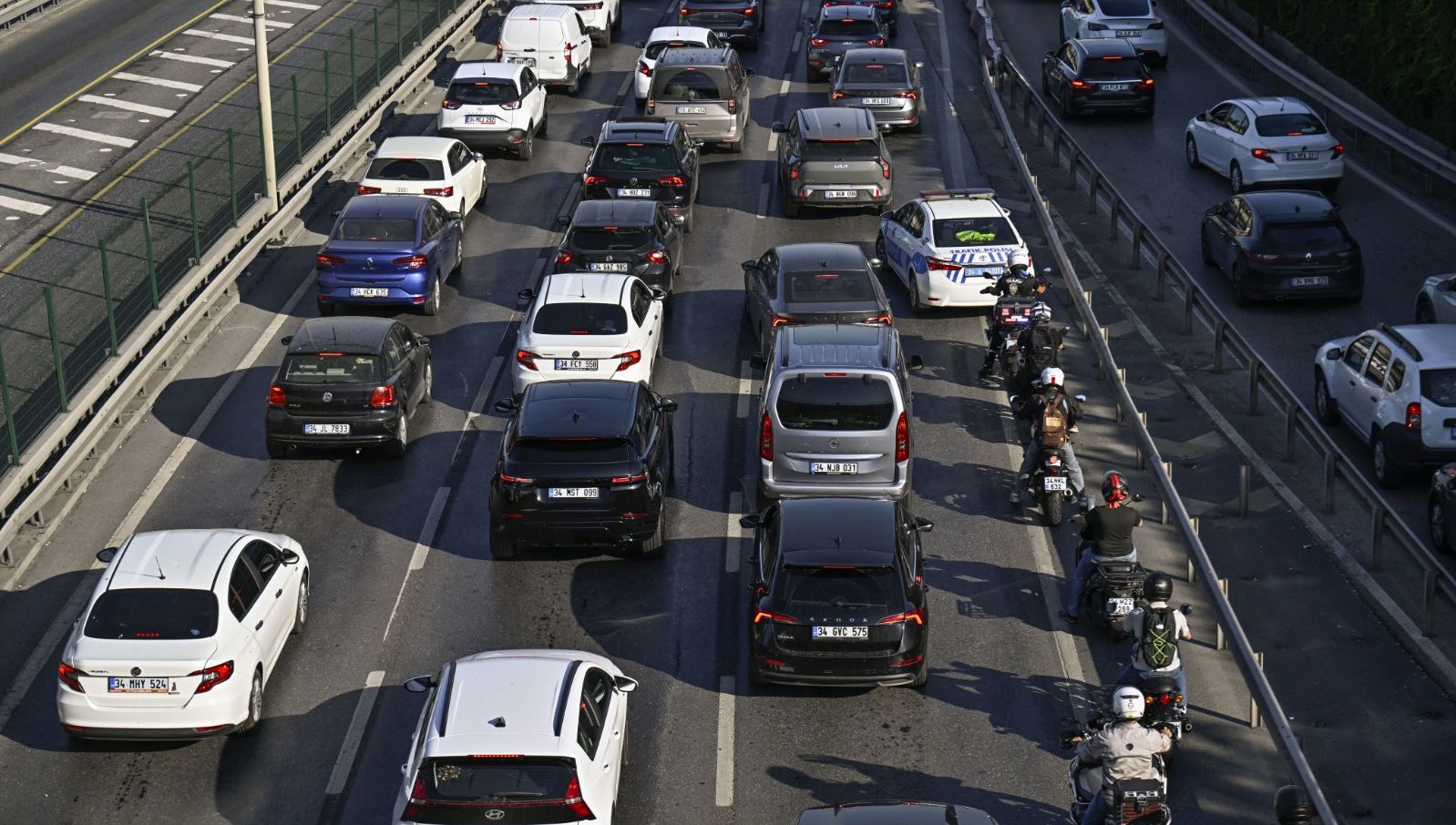 istanbul trafiginde son durum trafik adim adim ilerliyor CnYNmrOa