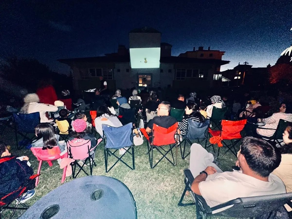 sandiklida acik hava sinema etkinligi duzenlendi 2dpW6Wx5