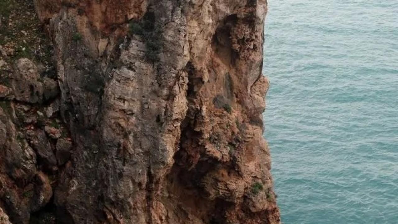 antalyada feci kaza 40 metrelik falezlerden dustu ilvSqGT3