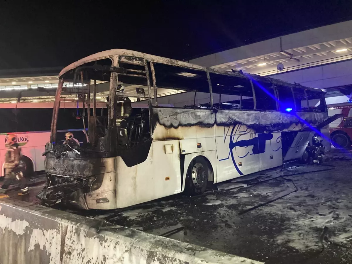 astinde park halindeki otobus yandi DLerIua9.jpg