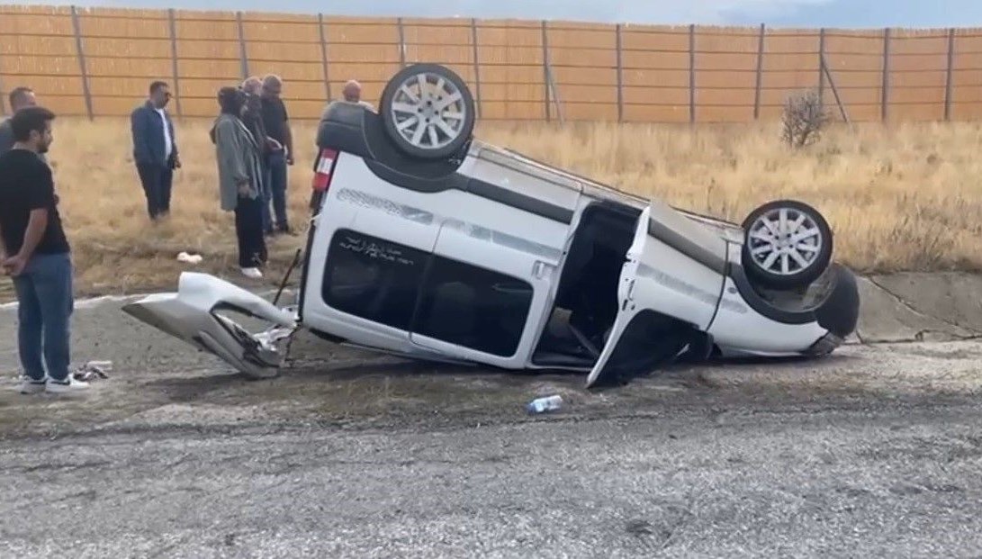 erzincanda arac takla atti 4 yarali dj771tjc.jpg