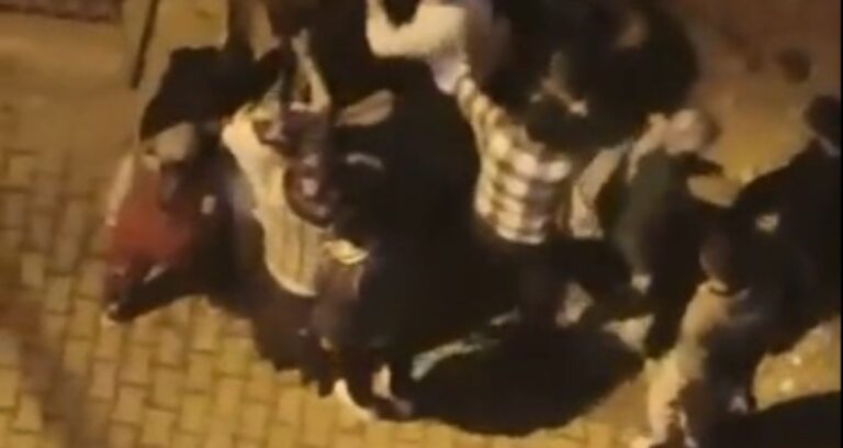 arnavutkoyde-komsularin-gurultu-kavgasi-sopayla-saldirdilar-fk88C82e.jpg