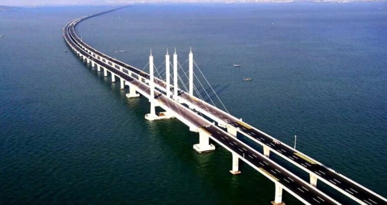bir-ucundan-diger-ucuna-2-saat-suruyor-dunyanin-en-uzun-koprusu-yolu-yariliyor-hqTUHjAy.jpg