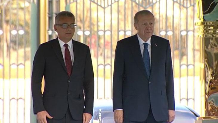 cumhurbaskani-erdogan-kktc-cumhurbaskani-tufan-erhurmani-resmi-torenle-karsiliyor-teadNxu4.jpg