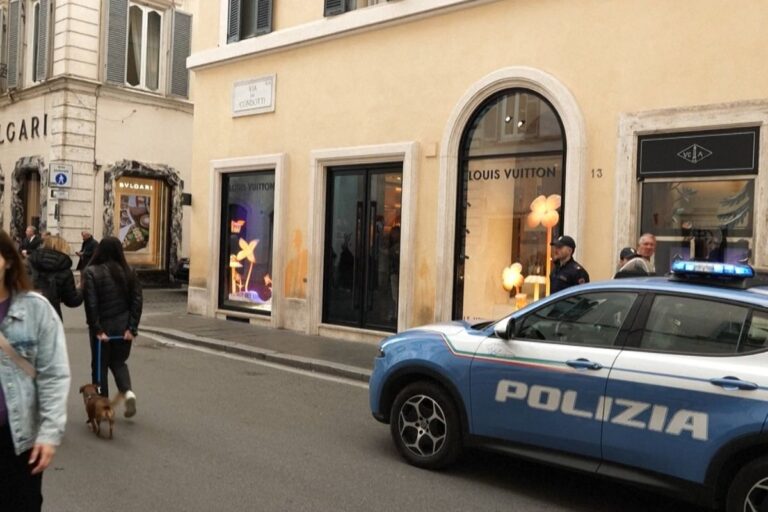 louis-vuittonin-italyanin-baskenti-romadaki-magazasi-soyuldu-e5fKAOih.jpg