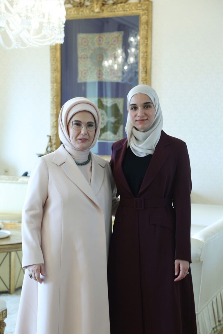 emine-erdogan-suriye-cumhurbaskani-saranin-esi-ile-gorustu-MvFePmK6.jpg