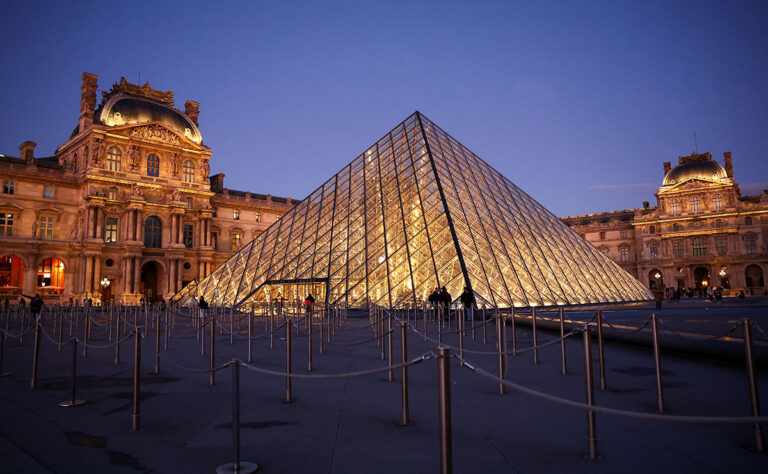 louvre-muzesinde-soygunun-ardindan-calisan-sorunlari-buyuyor-TLjXgMdr.jpg