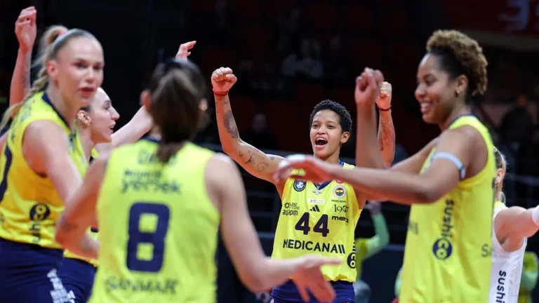voleybol-derbisinde-gulen-taraf-fenerbahce-medicana-yPPZlg2D.webp