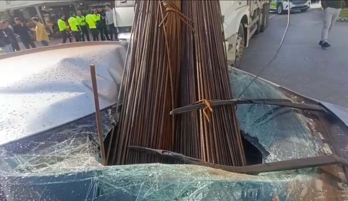 Kamyondan Düşen Demir Yükü Otomobile Zarar Verdi