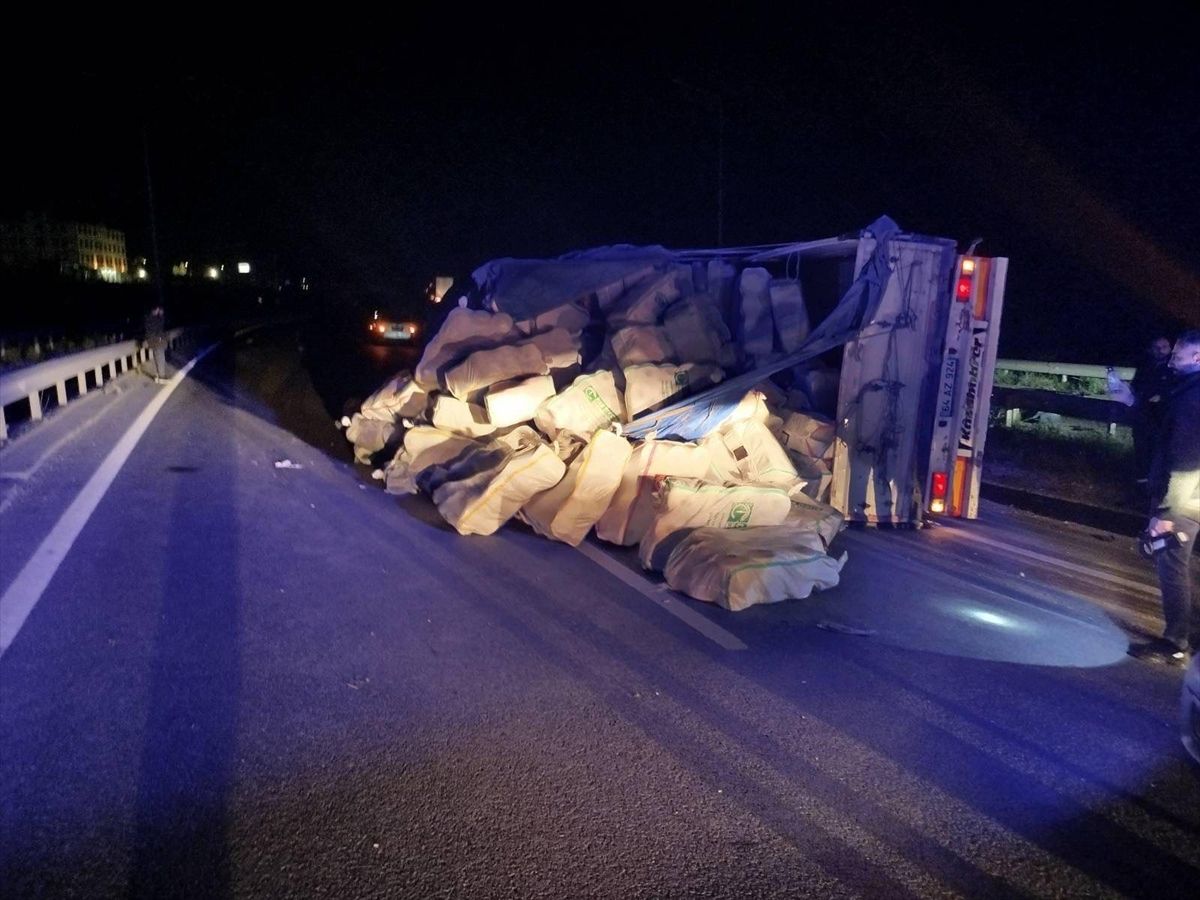 Osmaneli’de Tır Devrildi: Bir Kişi Yaralandı