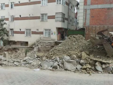 Bahcelievlerde 6 katli bina tahliye edildi iki kacak kat ilave edilmis QtUe9E3b